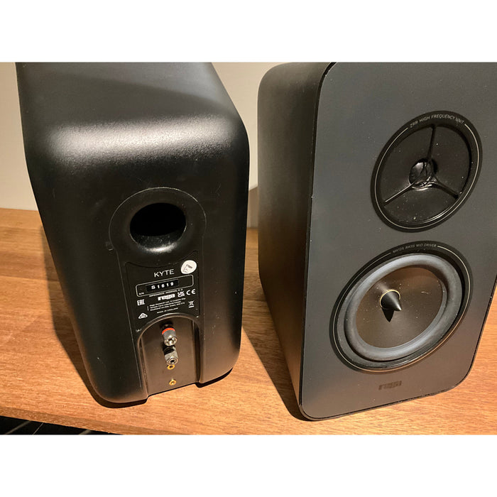 Rega Kyte Bookshelf speakers black, slight damage, Pre Loved